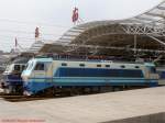 SS 8 2002 + Diesellok DF 11 0109 der Chinesischen Staatsbahn am 05.08.2007 in Shanghai Sdbahnhof.