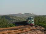 DF4 0412 durchfährt mit einem schweren Güterzug den kleinen Ort Luoyang, der insbesondere für die Longmen-Grotten bekannt ist. 19.9.2007