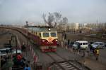 DF4d 0092 drhnt mit dem Express Nr. 1230 (Lauf: Fuxin - Shanghai) durch die Vororte Fuxins.

China, April 2013, Provinz Liaoning  