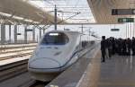 Einfahrt des CRH2C (CRH2-300) von Zhengzhou nach Xi'an in den Bahnhof Luoyang auf Gleis 4. (23.03.2012)