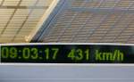 Betriebsgeschwindigkeit erreicht: Am 06.04.2012 um 09:03:17 Uhr Ortszeit auf der Fahrt zwischen dem Bahnhof Lngyng-Road und dem Flughafen Pudong. Mittlerweile verkehrt die Mehrzahl aller Fahrten (32 von 56 pro Tag und Richtung) nur noch mit einer reduzierten Hchstgeschwindigkeit von 300 km/h, wodurch sich die Fahrzeit auf ca. 8 Minuten und 10 Sekunden erhht.