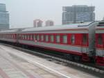 Chinesischer Schlafwagen in Peking Nordbahnhof (Xizhimen) am 13.9.2007. Empfehlenswert ist die Klasse  Soft Sleeper  mit vier Betten pro Zimmer. Auf einfachere Klassen sollte man nach Mglichkeit verzichten - es gibt hier teilweise Wagen ohne Rume, in denen jeweils 3 Betten bereinander liegen.