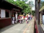 choshi-bahn Triebwagen 801: Bei der Einfahrt in die Haltestelle Moto Ch�shi warten Grundsch�ler darauf, mitgenommen zu werden. 1.Juli 2010. 
