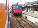 choshi-bahn Triebwagen 801: Gebaut 1950 f�r die Iyo-Bahn auf der Insel Shikoku (zuerst unmotorisiert); 1985 von der Ch�shi-Bahn �bernommen. Der Wagen tr�gt einen Aufkleber, wonach er seine Abschiedsfahrt bereits im M�rz 2010 gehabt haben soll. Die Aufsichtsbeh�rde warnte, der Wagen d�rfe h�chstens als Notreserve zum Einsatz kommen. Hier hat 801 die Mittelstation Kasagami Kurohae erreicht; ein �lterer Dorfbewohner, der auch als Stationsbeamter fungiert, hilft bei der Uebergabe der Fahrtberechtigung an 801, damit er seine Fahrt fortsetzen kann. 1.Juli 2010. 