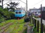 choshi-bahn Triebwagen 701 und 702: 702 hat im Januar 2010 seine letzte Fahrt absolviert und steht, zusammen mit einem verrosteten Aussichtswagen, auf den letzten Metern Gleise der Bahn im Fischerdorf Tokawa, 1.Juli 2010. 