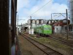 choshi-bahn Triebwagenz�ge 2001 und 2002: Diese Z�ge stammen von der Tokyo S-Bahn (Kei�-Konzern, erbaut 1959), 1984 an die Iyo-Bahn auf der Insel Shikoku verkauft, 2009 zur Ch�shi-Bahn gelangt. Im Zeitpunkt dieser Aufnahme (1.Juli 2010) noch nicht einsetzbar. Zug 2001 ist im Original-Hellgr�n des Kei�-Konzerns, Zug 2002 weiss. Bild: vor der Soyasaucen-Fabrik von Ch�shi in Nakanoch�. 