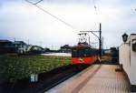 choshi-bahn Wagen 1001 in seinem alten rot/schwarzen Anstrich an einem kalten Wintertag in Inub�, 12.M�rz 2001. 