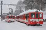 CJ 1000 mm Die BDe 4/4 I 608 und Bt 704 fahren in Tramelan zur Verst�rkung des R 124 Tavannes - Le Noirmont an den ABDe 4/4 I 603. Die bald 60j�hrigen Fahrzeuge sind wegen dem Grossverkehr des Hundeschlittenrennens in Saignel�gier unterwegs.