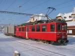 G�terzug (M�llzug) mit ein alte RhB Triebwagen (Chur-Arosa linie). Triebwagen ...