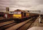 class-60 Die Diesellok 60040 mit einem lange G�terzug bei der einfahrt in Cardiff Central/Caerdydd Canolog im November 2000