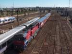 Class N Der einfahrende Zug, gezogen von der N Class, kreuzt den ausfahrenden Zug nach Ballarate in Melbourne Southern Cross Station.
