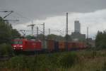 containerzuge 145 013-9 zieht ihren Containerzug durch den Regen in Hamburg Unterelbe am 09.07.2009