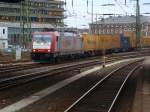 185 593-1 von Crossrail kommt am 22.01.2010 mit einem Containerzug ...