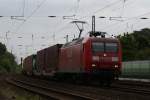 145 011-3 mit einem Containerzug bei der Durchfahrt durch Neuss-Norf ...
