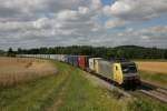 containerzuge E 189-923 SE rollt mit einem Containerzug Richtung Reensburg bei Dettenhofen an der KBS 880 an mir vorbei.(25.7.2010)
