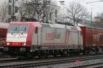 Die 185 596-4 der Crossrail zieht einen Gz durch K�ln ...