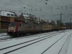 Crossrail 185 599-8 mit einem KLV-Zug bei der Durchfahrt von ...