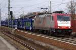 185 591-5 der Crossrail mit leeren Autotransportwaggons in Rathenow. 03.04.2010 ...