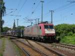 Crossrail 185 597-2 zieht am 15.06. 10 einen Auto Leerzug durch ...