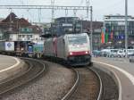 CrossRail Crossrail - Lok 185 581-6 zusammen mit der Lok 185 591-5 vor G�terzug bei der Durchfahrt im Bahnhof Thun am 15.05.2010