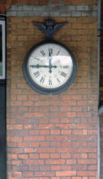 DSB Bahnhof Fredensborg: Bahnhofsuhr. Datum: 27. Mai 1979. - Scan eines Diapositivs. Film: Kodak Ektachrome. Kamera: Leica CL.