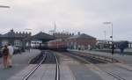 DSB Bahnhof Gedser am 15. September 1973: Der Zug  Neptun  bestehend aus einem MB (Triebwagen), einem AB (Mittelwagen), FJ (Mittelwagen) und einem Triebwagen (MB) hat auf der Fahrt nach Berlin den Bahnhof Gedser erreicht. - Nach einigen Minuten wird der Zug zum Fährbett weiterfahren, in dem das DR-Fährschiff  Warnemünde  schon auf den Zug wartet. - Die Triebzüge des Typs wurden 1937 und 1939 von der Lokomotivfabrik Frichs in Århus und der Waggonfabrik Scandia in Randers gebaut.