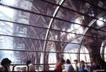 Die Bgen der Haupthalle werden im Glas ber der Gaststtte wiederholt. Dieses ist Kopenhagen Hbf 1981. Merken Sie die massiven, hlzernen Bgen, die das Dach der Haupthalle sttzen.