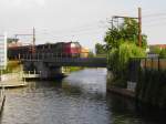 MZ 1420 berquert mit ihrem Gterzug gerade den Fluss Kolding in der gleichnamigen Stadt.