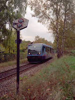Lyngby-Nærum-Jernbane (LNJ, Nærumbanen): Am 17. Oktober 2000 nähert sich ein RegioSprinter dem Hp. Ravnholm. - Scan eines Farbnegativs. Film: AGFA HDC 200-plus. Kamera: Minolta XG-1.
