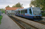 Lyngby-Nærum-Jernbane (LNJ, Nærumbanen): Im Endbahnhof Nærum befindet sich am 17. Oktober 2000 der 1999 von DUEWAG gelieferte RegioSprinter Lm25 (Erzeugnisnummer 91867). Noch drei andere Triebzüge dieses Typs, Lm 22 - Lm 24 mit den Erzeugnisnummern 91864 - 91866, wurden 1999 an die LNJ geliefert. Alle vier RegioSprinter sind noch in Betrieb auf der 7,8 km langen Bahnstrecke zwischen Jægersborg (Lyngby) und Nærum. Heute betreibt das Bahnunternehmen  Lokaltog  diese Bahn. - Aus den damaligen dänischen Privatbahnen bestellte die LNJ als die einzige Dieseltriebzüge des Typs RegioSprinter. - Scan eines Farbnegativs. Film: AGFA HDC 200-plus. Kamera: Minolta XG-1.