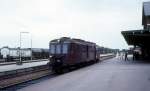 DSB Mo 1879 (dieselektrischer Triebwagen, 1955 von der Firma Frichs gebaut; mit zwei 6-zylindrigen Frichs-Dieselmotoren von je 250 PS; Höchstgeschwindigkeit 120 km/h) Bahnhof Ringkøbing am