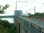 Und wieder meine Lieblingsbrcke ber den kleinen Belt bei Middelfart. Ein DSB-Desiro berquert die Brcke vom Festland her.
Foto vom Juli 2008.