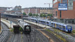 Blick von einer Brücke auf das Bahnhofsgelände von Aalborg. (Juni 2018)