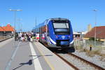 Nordjyske Jernbaner (NJ): Im Bahnhof Hirtshals hält am 4. August 2018 der Lm 673-643 (LINT 41 95 86 6481 643-5 DK-NJJ) als Regionalzug von Hjørring.