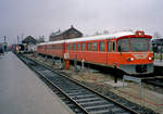 Gribskovbanen (GDS): Ein Dieseltriebzug bestehend aus einem Ys (Steuerwagen), einem Yp (Zwischenwagen) und einem Ym (Triebwagen) steht am 13.
