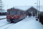 Nærum LNJ Ym Nærum station (: Bahnhof Naerum) im Januar 1976. - Die Lokalbahn Lyngby-Nærum-Jernbane (LNJ) gehört seit 2002 zum Eisenbahnunternehmen  Lokalbanen , das auch die Lokalbahnen Hillerød-Frederiksværk-Hundested (früher HFHJ), Hillerød-Helsingør (früher DSB), Hillerød-Tisvildeleje (früher GDS) und Hillerød-Gilleleje-Helsingør (früher GDS und HHGB) besitzt. - Scan eines Diapositivs. Kamera: Minolta SRT-101.  