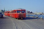 Helsingør-Hornbæk-Gilleleje-Banen (HHGB): Am 2. Juni 1968 nähert sich ein Zug bestehend aus einem Schienenbustriebwagen des Typs Sm und einem Beiwagen des Typs Sp in der Havnegade (:  Hafenstraße ) der Endstation in Helsingør. - Scan von einem Farbnegativ. Film: Kodacolor X.