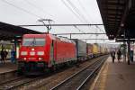 Roskilde: TX LOGISTIK 185 405-8 (DB-Schenker) mit Container-/ Wechselbehlterzug auf der Durchfahrt in Roskilde am 5.