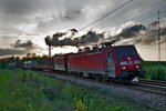 Die sechsachsige Güterzugslokomotive EG 3102 fährt am Abend des 20.5.2016 mit einem gemischten Güterzug in Taulov vorbei.