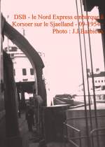 DSB - Im Sommer 1954 fhrt langsam der Nord Express auf dem Fhrschiff Sjaelland und wird bald bis Nyborg transportiert.
berfahrt von ca. 1 1/4 Stunde, ganz angenehm, im Sommer mindestens. Ich habe dieses Bild aus dem CIWL Schlafwagen Kopenhagen-Ostende und der Wagen vorner ist von der SNCF. Es waren 4 blauen Schlafwagen von der CIWL in diesem Zug : Oslo-Paris, Stockholm-Paris, Kopenhagen-Paris und Kopenhagen-Ostende.
Dazu noch ein Sitzplatzwagen nach Ostende und 2-3 nach Paris.
Ab Nyborg war auch ein Speisewagen der CIWL bis Paris. Es war eine ganz andere Epoche !  Korsoer - Foto: J.J. Barbieux