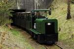 Zug der Museumsbahn Hanstholm am 17.04.2014 bei der Ausfahrt aus dem ehemaligen Munitionsbunker, welcher zur, im II.Weltkrieg hier errichteten, Festungsanlage gehörte.