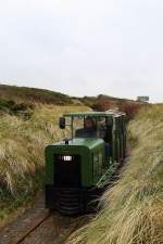 Hier geht es bereits bergab! Noch rollt der Zug der Museumsbahn Hanstholm am 17.04.2014 durch die Küstenlandschaft, wird aber in wenigen Augenblicken in den Geschützbunker abtauchen.