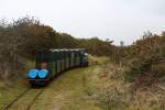 Der Zug der Museumsbahn Hanstholm am Mittag des 17.04.2014 kurz nach Verlassen des Geschützbunkers.