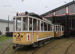 Das dänische Straßenbahnmuseum Sporvejsmuseet Skjoldenæsholm: Der Tw 275 (Scandia 1907) mit dem Bw 1253 (Scandia 1909) der Københavns Sporveje steht vor der  Valby Gamle Remise . - Während der Tw bis 1966 in Betrieb war, schied der Bw (aus der Serie 1216 - 1255) schon 1960 aus dem Verkehr aus. - Datum der Aufnahme: 19. Oktober 2019.