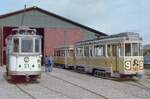 Sporvejsmuseet Skjoldenæsholm / Dänisches Straßenbahnmuseum Skjoldenæsholm im Juni 1985: Links im Bild: Københavns Sporveje (KS) S1. Dieser Tw wurde im Jahre 1900 als Akkumulatorwagen mit der Nummer 23 von Schultz (Kopenhagen) / Siemens und Halske geliefert; 1902 wurde er für den elektrischen Oberleitungsbetrieb adaptiert, bis 1924 ein paar Mal umgebaut und mit neuen Motoren und einem neuen Fahrgestell ausgerüstet, 1952 in den Schleifwagen S1 umgestaltet, 1972 ausgemustert. - Rechts im Bild: Der KS-Drehgestelltriebwagen 587 (KS-HW 1940) mit einem Beiwagen der Serie 1001-1065 (KS-HW 1942-47). - Die Kopenhagener Straßenbahnlinie 9 wurde im Frühling 1966 eingestellt. - Wie es auf dem Bild ersichtlich ist, hatte man im Sommer 1985 nicht überall im 1978 eröffneten Museum alle Oberleitungsarbeiten beendet. - Scan eines Farbnegativs. Film: Kodak CL 200 5093. Kamera: Minolta XG-1.