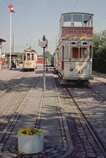 Sporvejsmuseet Skjoldenæsholm / das Dänische Straßenbahnmuseum: Zeit: Vormittag des 13. Juli 1994. Bald kommen die ersten Museumsgäste an - drei alte Triebwagen stehen bereit: Im Hintergrund links hält der Tw 275 der Københavns Sporveje (KS), rechts im Vordergrund hält der Tw 50 der Frederiksberg Sporveje (FS) und hinter dem zweistöckigen Tw 50 hält der Tw 327 der KS.