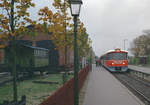 Gribskovbanen (GDS): Ein Dieseltriebzug bestehend aus einem Ym (Triebwagen), einem Yp (Mittelwagen) und einem Ys (Steuerwagen) hält am 20.