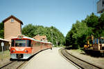 Gribskovbanen (GDS): Kommend aus Hillerød erreicht ein Triebzug bestehend aus einem Triebwagen (Ym), einem Zwischenwagen (Yp) und einem Steuerwagen (Ys) den Bahnhof Kagerup.