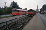 Helsingør-Hornbæk-Gilleleje-Banen (HHGB, Hornbækbanen): Im Bahnhof Gilleleje halten zwei HHGB-Züge. Der Zug links (Ym+Ys) ist vor wenigen Minuten angekommen, der Zug rechts (Ym+Ym) wird nach Helsingør bald abfahren. Datum: 20. Oktober 2000. - Scan eines Farbnegativs. Film: AGFA HDC 200-plus. Kamera: Minolta XG-1.