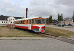 Midtjyske Jernbaner - Lemvigbanen: Am Bahnhof Lemvig, an einem  Bahnsteig  besonderer Art, steht der Triebwagen Ym 15,  Fjorden  (: Die Förde ), der die  BjergBanen ,  Die Bergbahn , bedient.